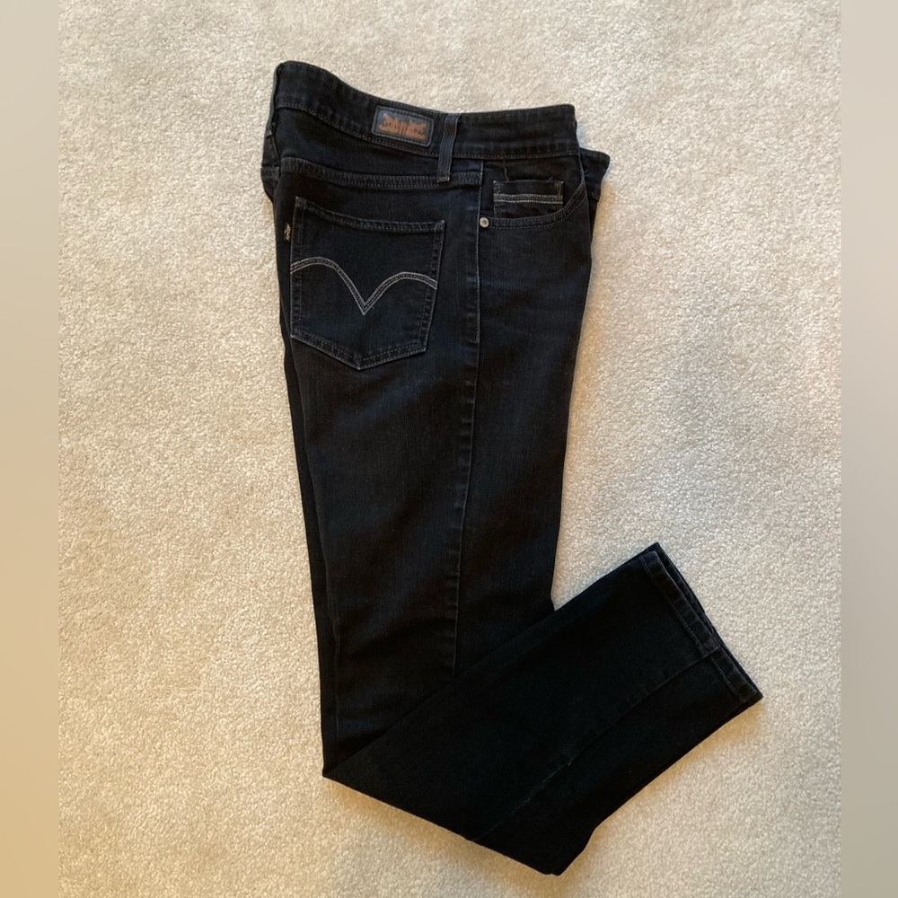 Levi’s Black Mid Rise Skinny Jean. Size 10M